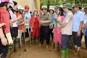 Thủ tướng Phạm Minh Chính thăm hỏi, động viên các cô giáo Trường Mầm non Hoa Lan (thành phố Yên Bái) đang dọn dẹp bùn đất tại trường. (Ảnh: Trần Hải)