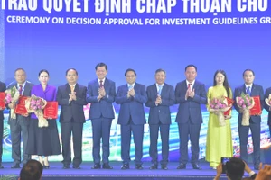 Thủ tướng Phạm Minh Chính chúc mừng các doanh nghiệp, nhà đầu tư được lãnh đạo tỉnh Đồng Nai trao Quyết định chấp thuận chủ trương đầu tư (Ảnh: Thanh Giang). 