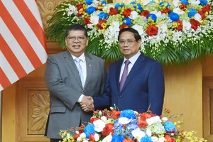 Thủ tướng Phạm Minh Chính và Chủ tịch Hạ viện Malaysia Tan Sri Dato’ Johari bin Abdul. (Ảnh: Trần Hải)