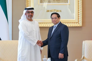 Thủ tướng Phạm Minh Chính và ông Sheikh Hamed Bin Zayed Al Nahyan, Giám đốc Quỹ Đầu tư Quốc gia Abu Dhabi (ADIA). (Ảnh: Nhật Bắc/VGP)