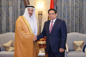 Thủ tướng Phạm Minh Chính và Bộ trưởng Đầu tư Saudi Arabia Khalid bin Abdulaziz Al-Falih. (Ảnh NHẬT BẮC/VGP). 