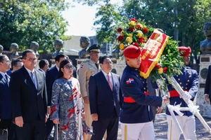 Thủ tướng Phạm Minh Chính và Phu nhân đến đặt hoa tại Khu tưởng niệm lãnh đạo lập quốc CH Dominica. (Ảnh: Nhật Bắc/VGP)