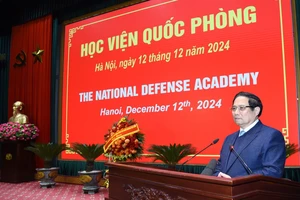 Thủ tướng Phạm Minh Chính tới thăm, phát biểu ý kiến tại Học viện Quốc phòng. (Ảnh: TRẦN HẢI)