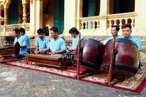 Các nhạc công Đoàn nghệ thuật Ánh Bình Minh trong một buổi diễn phục vụ đồng bào Khmer Nam Bộ. (Ảnh LÝ LONG)