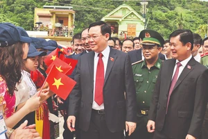Chủ tịch Quốc hội Vương Đình Huệ với thầy và trò Trường THPT Kỳ Sơn, tỉnh Nghệ An.