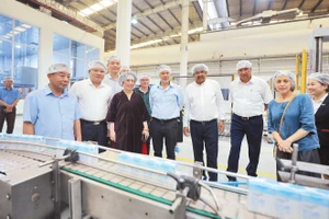 Đoàn công tác Đại sứ quán Australia tại Việt Nam thăm Nhà máy sữa tươi sạch TH true MILK.