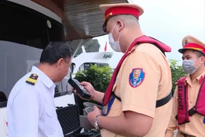 Cảnh sát giao thông tỉnh Quảng Ninh kiểm tra nồng độ cồn thuyền trưởng tàu du lịch.