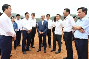 Lãnh đạo tỉnh Phú Thọ kiểm tra tiến độ xây dựng Dự án Khu đô thị sinh thái, du lịch, nghỉ dưỡng và sân golf Tam Nông.