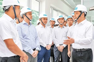 Bộ trưởng Công thương Nguyễn Hồng Diên khảo sát Tổng kho Nhà Bè và làm việc tại Công ty Xăng dầu khu vực II thuộc Tập đoàn Xăng dầu Việt Nam (Petrolimex). (Ảnh: Bộ Công thương)