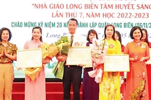 Thầy giáo Đặng Vũ Hiệp (người đứng giữa) nhận giải thưởng “Nhà giáo Long Biên tâm huyết, sáng tạo lần thứ 7, năm học 2022-2023”.