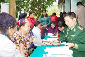 Quân y Bộ đội Biên phòng tỉnh Lạng Sơn khám bệnh, cấp thuốc miễn phí cho nhân dân biên giới.