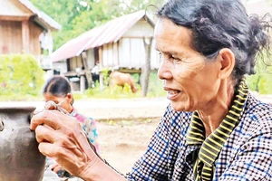 Nghề làm đồ gốm thủ công của đồng bào M’nông ở xã Yang Tao, huyện Lắk được bảo tồn gắn với phát triển du lịch.