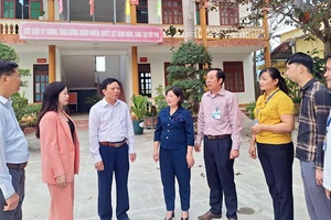 Cán bộ và người dân xã Chi Lăng, huyện Chi Lăng trao đổi về những giải pháp nâng cao tiêu chí của xã nông thôn mới kiểu mẫu.