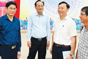 Đồng chí Phạm Văn Thiều, Chủ tịch UBND tỉnh Bạc Liêu (thứ hai từ trái qua) với các đồng chí lãnh đạo tỉnh. (Ảnh TRỌNG DUY)