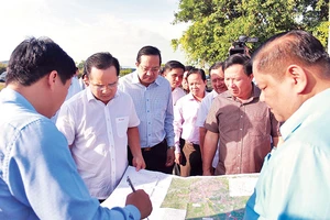 Bí thư Tỉnh ủy Long An Nguyễn Văn Được (áo trắng) trực tiếp kiểm tra tiến độ thi công các công trình trọng điểm trên địa bàn tỉnh Long An.