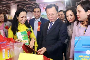 Các đại biểu tham quan gian hàng trưng bày sản phẩm OCOP của tỉnh Quảng Ninh tại hội chợ.