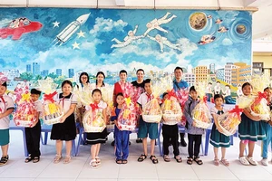 Từ sự kết nối của thầy giáo Hùng, các nhà hảo tâm đã trao tặng nhiều suất quà Tết cho học sinh vượt khó, học giỏi.