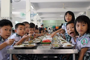 Các chuyên gia dinh dưỡng khuyến cáo mô hình bữa ăn học đường cần được duy trì và nhân rộng.