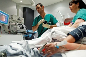 Các bác sĩ siêu âm cho bệnh nhân tại một bệnh viện ở Marseille, Pháp. (Ảnh REUTERS)