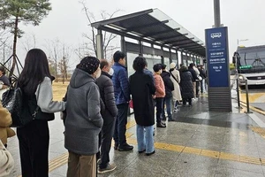 Người dân Hàn Quốc xếp hàng chờ xe chở tới Trung tâm y tế Samsung ở thủ đô Seoul.
