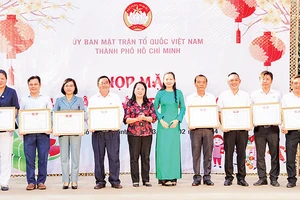 Ủy ban Mặt trận Tổ quốc Thành phố Hồ Chí Minh tặng Bằng khen cho các kiều bào có nhiều đóng góp cho sự phát triển của thành phố.