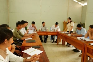 Phó Bí thư Thường trực Huyện ủy Pác Nặm Ma Thị Mận phát biểu tại một buổi sinh hoạt chi bộ ở xã An Thắng. (Ảnh PHƯƠNG THẢO)