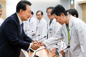 Tổng thống Hàn Quốc Yoon Suk Yeol gặp các bác sĩ tại một trung tâm y tế ở Seoul.