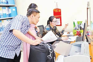 Kiểm tra việc thực hiện quy trình liên thông điện tử hai nhóm thủ tục hành chính tại bộ phận một cửa phường Hai Bà Trưng, thành phố Phủ Lý.