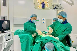 Các bác sĩ Bệnh viện đa khoa tỉnh Sơn La triển khai kỹ thuật “Bơm ciment tạo hình thân đốt sống qua da” do Bệnh viện Hữu nghị Việt Đức chuyển giao.