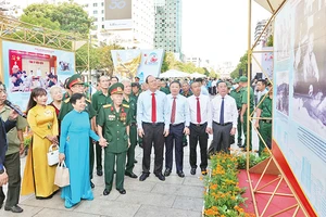 Các đại biểu tham quan Triển lãm ảnh “Chiến thắng Điện Biên Phủ - Sức mạnh Việt Nam, tầm vóc thời đại” tại Thành phố Hồ Chí Minh.