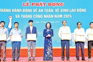 Phó Chủ tịch UBND thành phố Hà Nội Vũ Thu Hà trao khen thưởng tặng ba tập thể, ba cá nhân có thành tích trong công tác an toàn vệ sinh lao động năm 2023. (Ảnh KIM THOA)