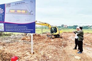 Ban Quản lý đầu tư xây dựng huyện Thanh Oai giám sát thi công dự án khu tái định cư. (Ảnh ĐỖ MINH)