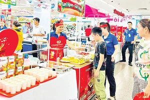 Người dân mua sắm hàng thiết yếu tại một siêu thị Co.opmart. (Ảnh CTV)