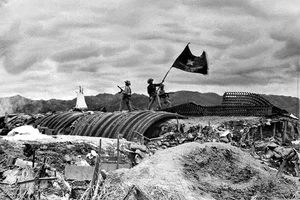 Ngày 7/5/1954, Chiến dịch Điện Biên Phủ kết thúc thắng lợi, lá cờ “Quyết chiến quyết thắng” phấp phới bay trên nóc hầm tướng De Castries. (Ảnh tư liệu TTXVN)