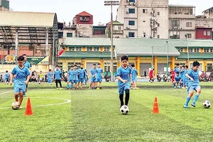 Một lớp học đá bóng cho trẻ em trong dịp hè tại Trung tâm Thể dục thể thao quận Hoàn Kiếm. (Ảnh ĐĂNG ANH)