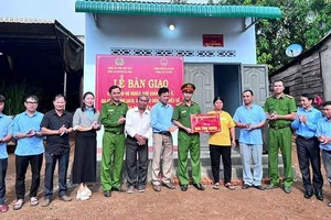 Ủy ban nhân dân và Công an huyện Ea Kar bàn giao nhà tình nghĩa tặng hộ nghèo ở xã Cư Huê.