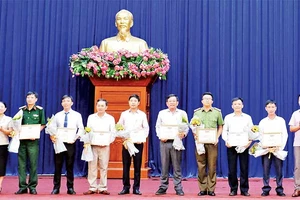 Lãnh đạo Huyện ủy Ia H’Drai trao giấy khen tặng các đơn vị có thành tích xuất sắc trong việc thực hiện Kết luận 01 của Bộ Chính trị.
