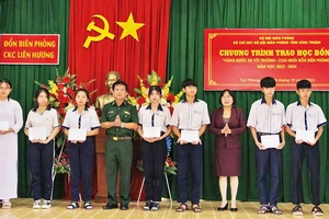 Bộ đội Biên phòng Bình Thuận trao học bổng cho học sinh vượt khó học giỏi.