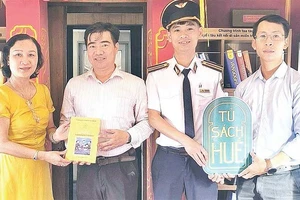 Đại diện nhà tài trợ tặng sách tại buổi ra mắt trạm đọc trên đoàn tàu kết nối di sản Huế-Đà Nẵng. (Ảnh MINH HIỀN)