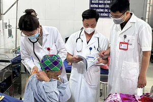 Các bác sĩ Bệnh viện Đại học Y Hà Nội tham gia khám, hội chẩn để điều trị người bệnh tại Trung tâm Y tế Xi Ma Cai (Lào Cai).