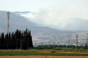 Khói bốc lên gần Kiryat Shmona (miền bắc Israel) sau cuộc giao tranh giữa Israel và Hezbollah. (Ảnh REUTERS)