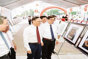 Lãnh đạo Hội Luật gia Việt Nam và tỉnh Khánh Hòa thăm các gian trưng bày. (Ảnh HLG)