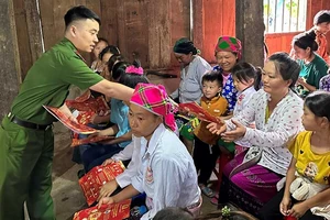 Công an huyện Bảo Lâm (Cao Bằng) tuyên truyền chính sách của Đảng, Nhà nước tới người dân tại điểm nhóm Tin Lành xóm Nà Ca, thị trấn Pác Miầu.