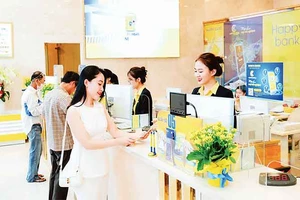 Nhân viên Nam A Bank giới thiệu với khách hàng các gói tín dụng xanh tại Thành phố Hồ Chí Minh.