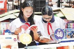 Độc giả đến tìm sách mới tại Hội sách thiếu nhi Thành phố Hồ Chí Minh 2024.