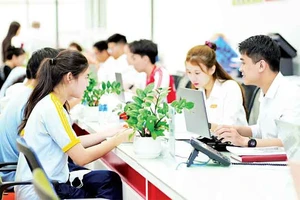Thí sinh tìm hiểu thông tin xét tuyển tại Trường đại học Kinh tế-Tài chính Thành phố Hồ Chí Minh. (Ảnh CTV)