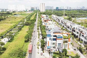 Tuyến đường Nguyễn Hữu Thọ (Quận 7 và huyện Nhà Bè) đã từng thực hiện mô hình thu hồi mở rộng đất dọc hai bên đường để bán đấu giá.