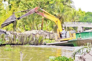 Nạo vét kênh thủy lợi khơi thông dòng chảy và gia cố hệ thống đê bao ở xã Xà Phiên, huyện Long Mỹ, tỉnh Hậu Giang.