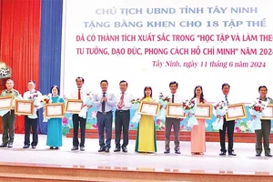 Lãnh đạo tỉnh Tây Ninh trao Bằng khen tặng các gương tiêu biểu.