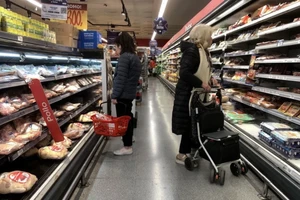 Người dân chọn mua hàng trong siêu thị ở Buenos Aires, Argentina ngày 11/5/2023. Ảnh: AFP/TTXVN